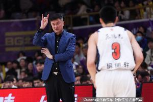 解说:听说杜锋有太多社会职务&对权力欲望强 经常不能完整带训练