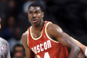 1994年的今天:奥拉朱旺带领火箭夺队史首冠 个人荣膺总决赛MVP