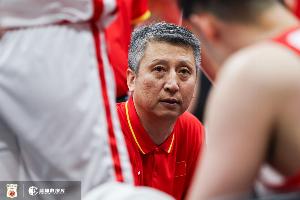 媒体人:中国男篮的5号位有时候真不知道联防要干嘛 位置都站不稳