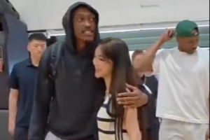 热情抱抱!美女记者:欢迎杰伦·威廉姆斯第二年来上海