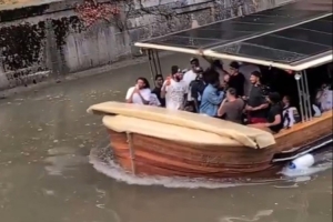 热情的球迷!湖人全队坐船赏景 小河两旁围满粉丝高呼“卢卡”
