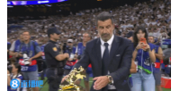 姆巴佩领取上赛季欧冠金靴奖,菲戈为他颁奖