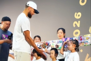 感受公司文化!库里与李宁公司所设员工幼儿园的小朋友进行互动