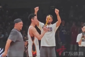 “中山库里”:本来准备了获奖感言 但在库里在身边太紧张忘词了