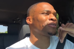 又High了!威少边开车边开心唱歌 这是完全沉浸其中了