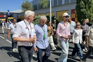 记者:穆里尼奥现身F1西班牙大奖赛,此前曾放话本轮没赢就不会来