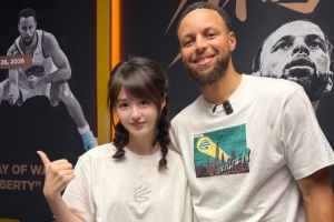 圆梦时刻!美女主持王小七晒与库里的合照:明年见咯!