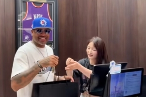 艾弗森化身一日店长!为购买NBA联名服饰球迷打包&签名