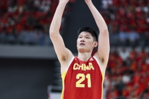 首发中锋很稳定!胡金秋8中6高效得到14分5板1助