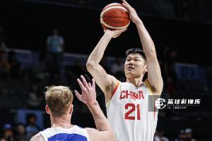 顶5号位抢不过啊!胡金秋8中7贡献14分2篮板