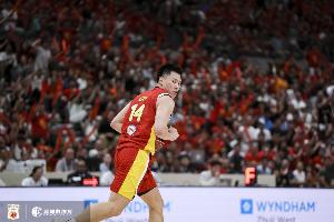 足够拼了!李弘权首节三分2中1 得到5分6板