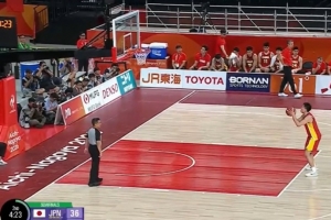 稳住!日本主教练抱怨裁判吃到技术犯规 李弘权罚中1分