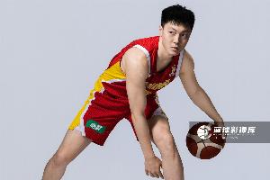 明天开幕式旗手!胡明轩19分钟7中4拿11分4助 三分4中2