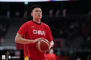 是个爷们!李弘权末节连中三分独砍11分 全场8中3拿12分4板
