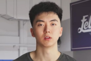 何佳轩:第一个赛季没有包袱 做好本职工作 尽最大努力帮球队赢球