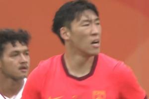 极具威胁!朱辰杰开场第2分钟头球冲顶攻门,泰国门将做出扑救