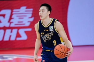 媒体人:宏远抵达青岛准备体测 胡明轩&崔永熙&焦泊乔&杨腾飞免测