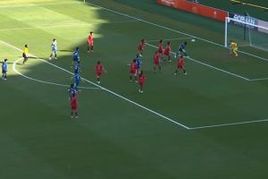 第4分钟,中国女足防守漏人先丢一球,0-1落后韩国女足