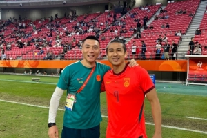 于大宝晒与张玉宁合影:U23国足来了国内头牌中锋 加油张兰德