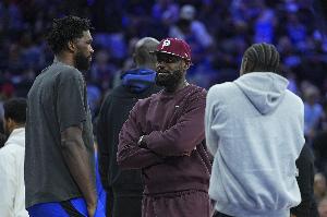 詹姆斯:恩比德在身体上毫无保留地倾其所有 我们彼此毫无陌生感